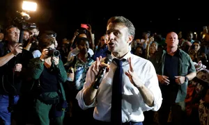 Tổng thống Macron bị người dân la ó khi thị sát hậu quả siêu bão Tổng thống Macron bị người dân la ó khi thị sát hậu quả siêu bão