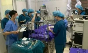 Bé gái hóc kẹo lạc ngừng tim