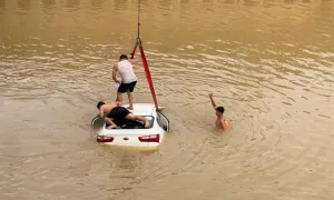 Tai nạn liên hoàn, ôtô 5 chỗ lao xuống sông Tai nạn liên hoàn, ôtô 5 chỗ lao xuống sông