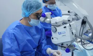 Giun đũa chó ký sinh trong mắt bé gái