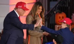 Vợ chồng ông Trump phát kẹo Halloween cho trẻ em ở Nhà Trắng Vợ chồng ông Trump phát kẹo Halloween cho trẻ em ở Nhà Trắng