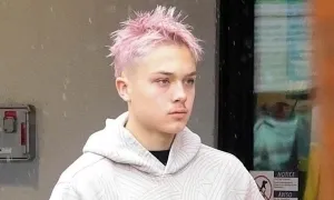 Con trai út nhà Jolie gây chú ý với mái tóc nhuộm