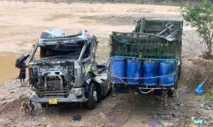 Trục vớt xe đầu kéo bị lũ cuốn ở Quảng Trị